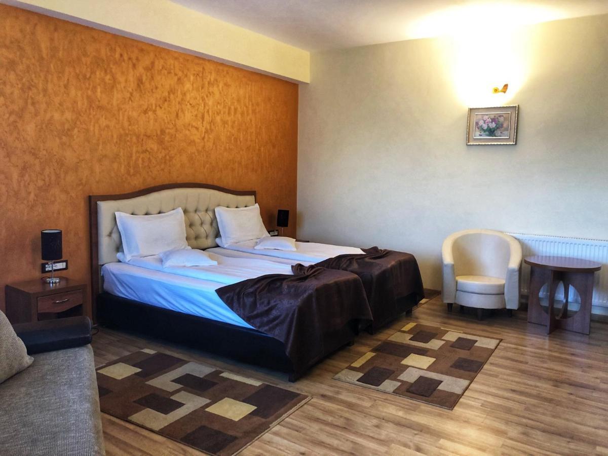 Hotel Crystal Palace Ramnicu Valcea Exterior photo
