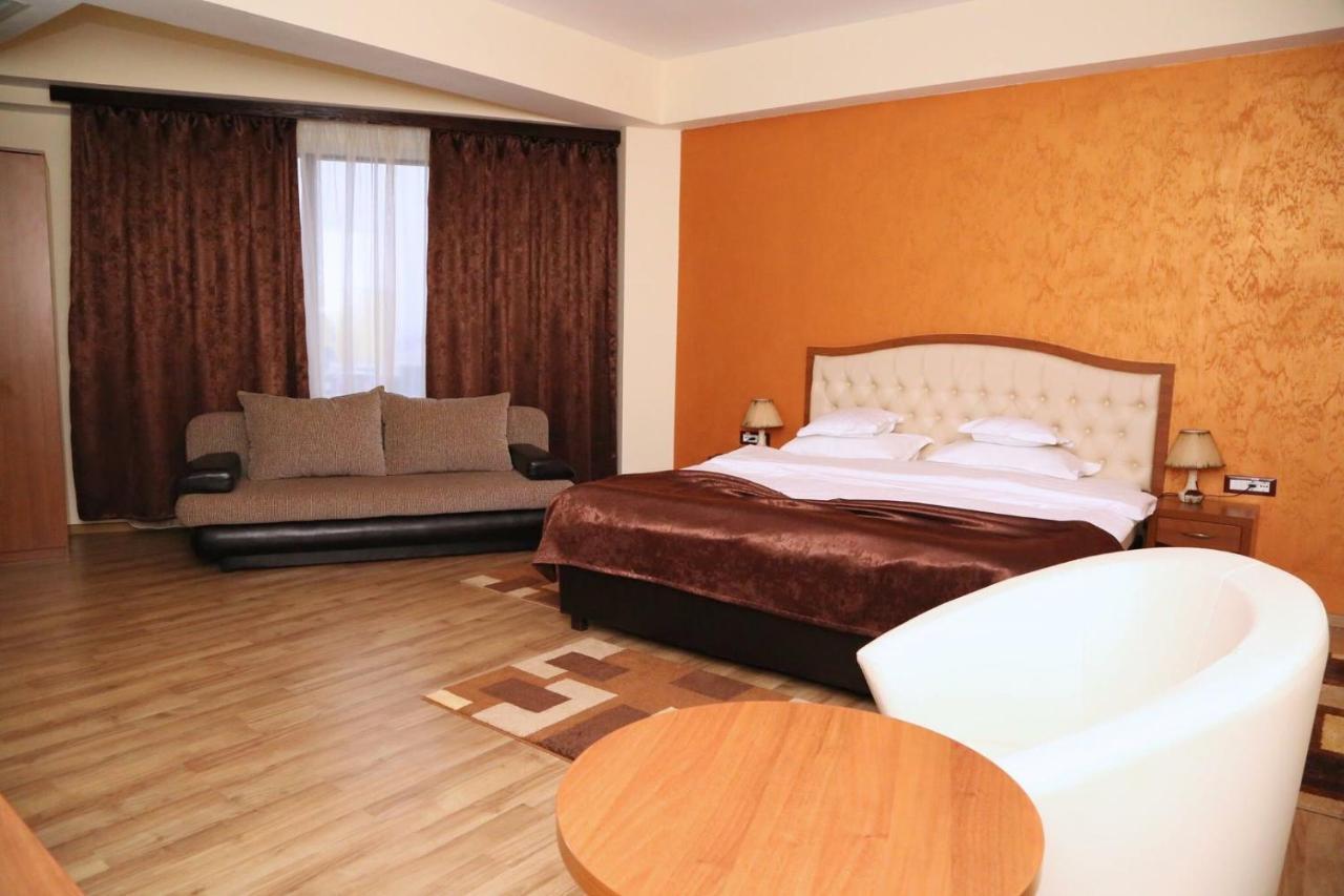 Hotel Crystal Palace Ramnicu Valcea Exterior photo