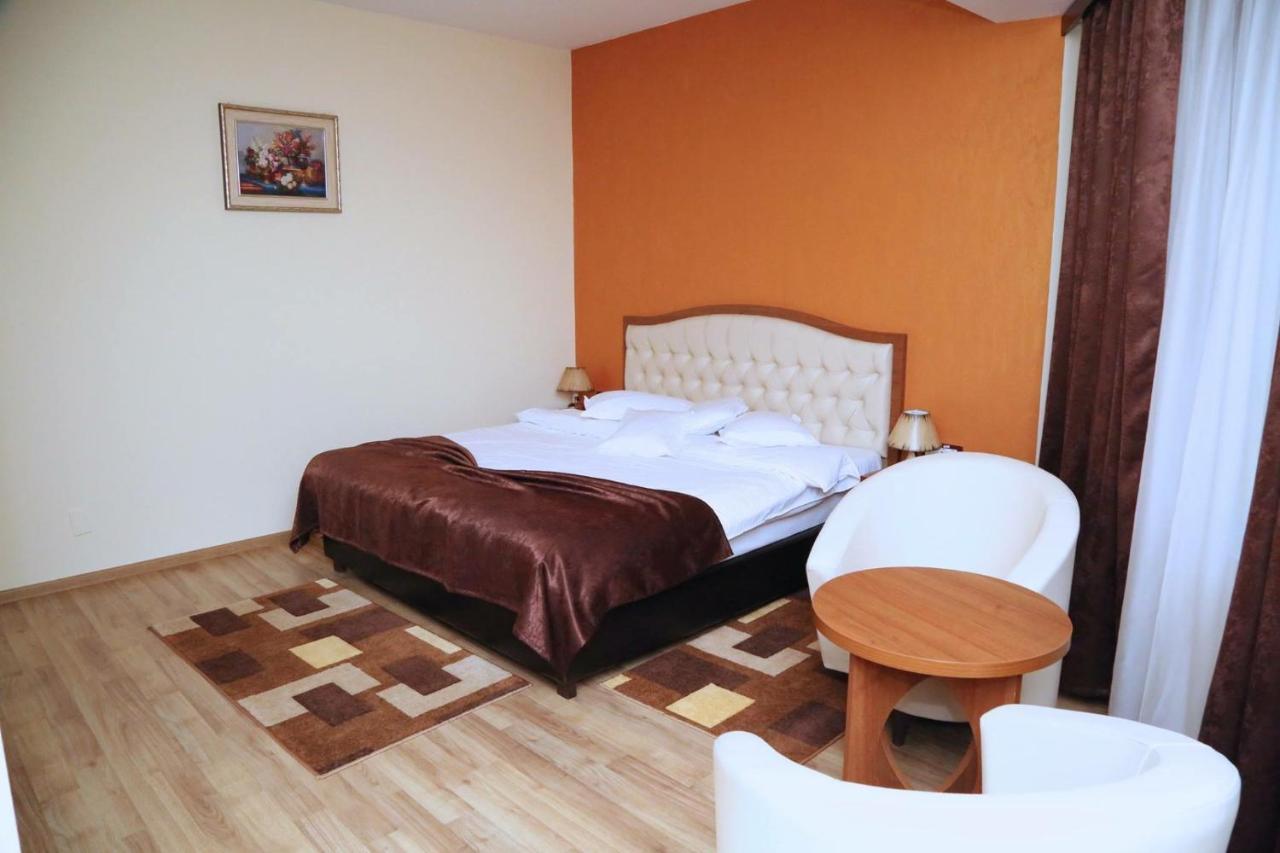 Hotel Crystal Palace Ramnicu Valcea Exterior photo