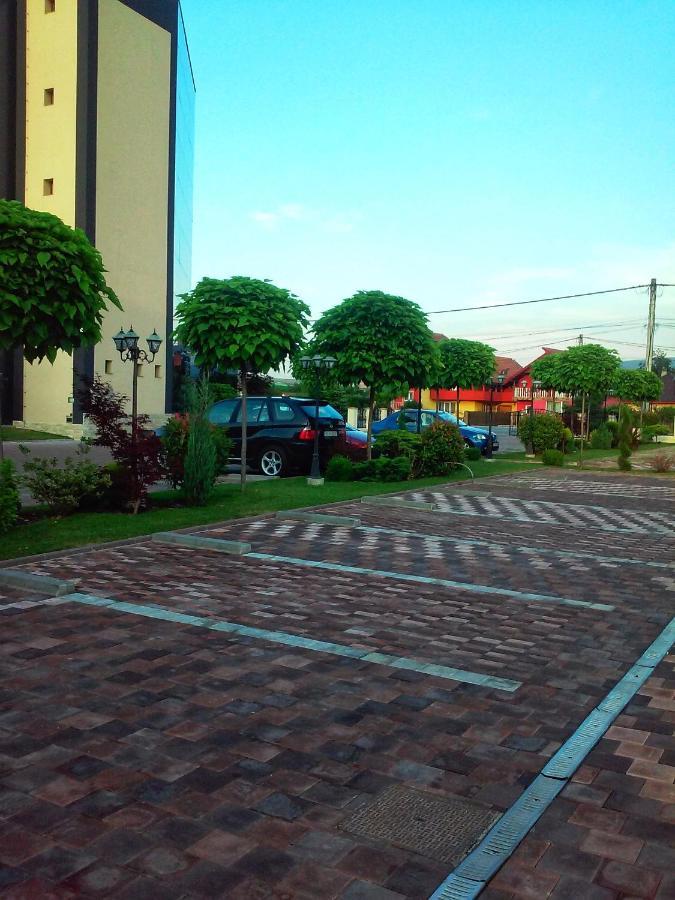 Hotel Crystal Palace Ramnicu Valcea Exterior photo